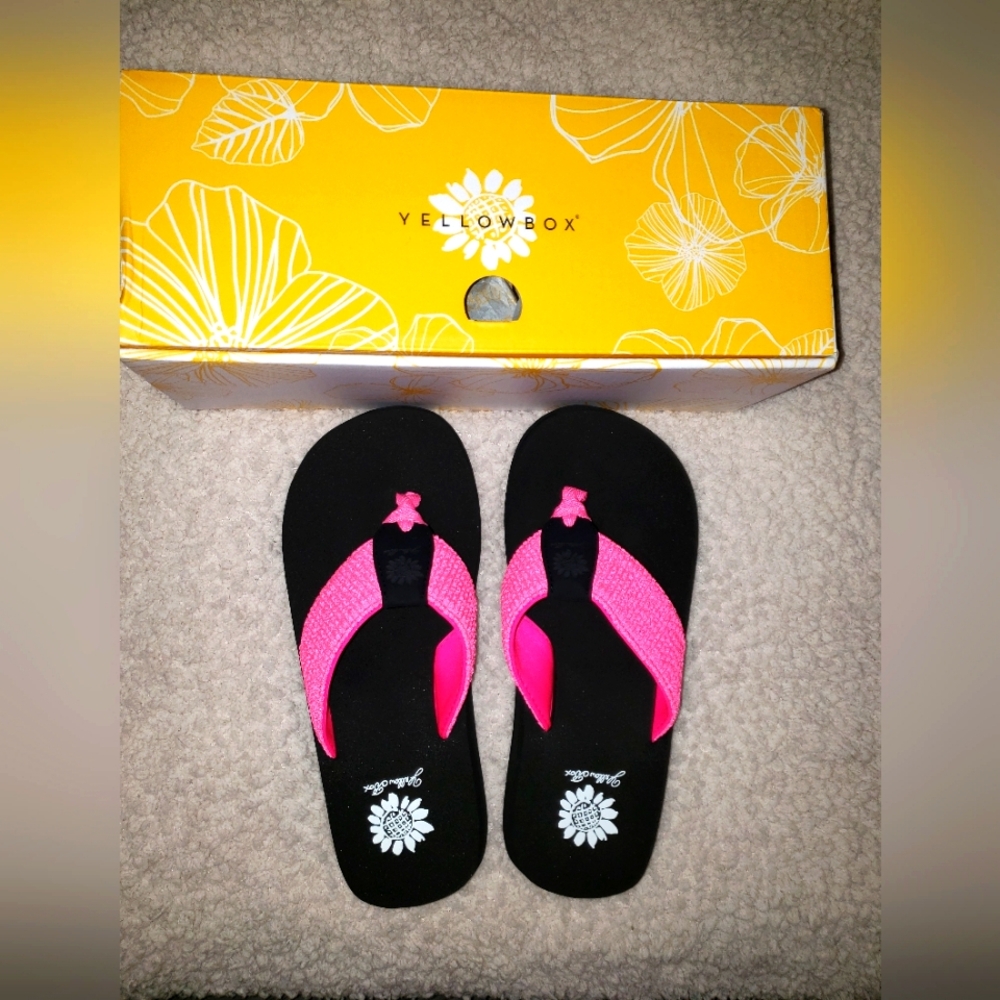 NWOT Yellow Box Flip Flops Size 6 1/2